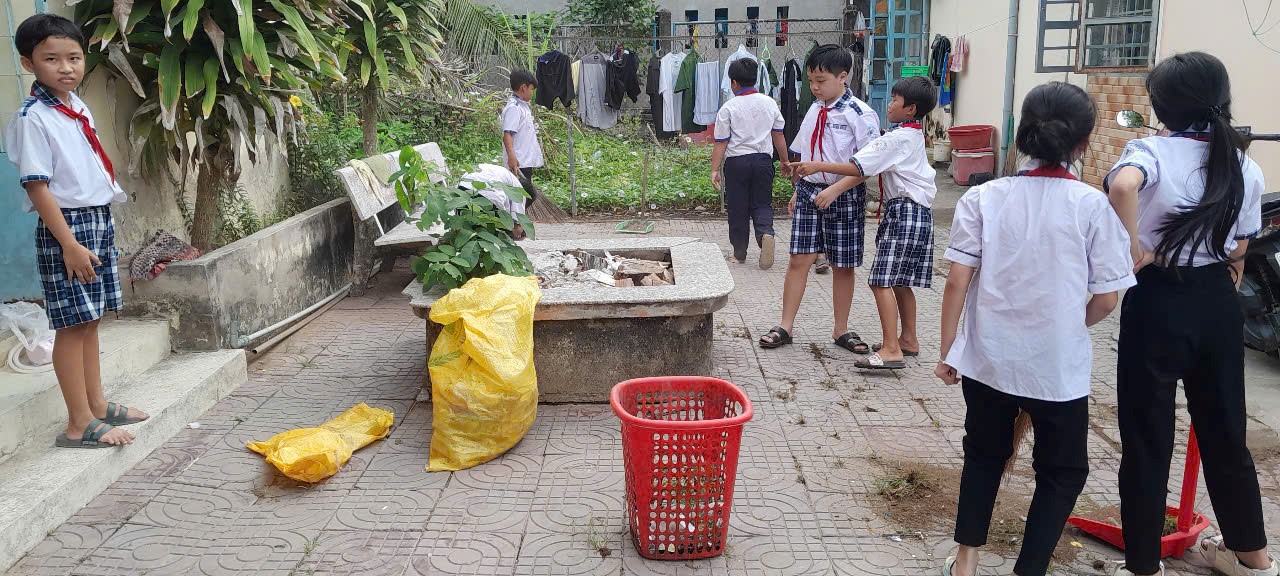 Tập thể học sinh khối lớp 5 tích cực thực hiện vệ sinh môi trường